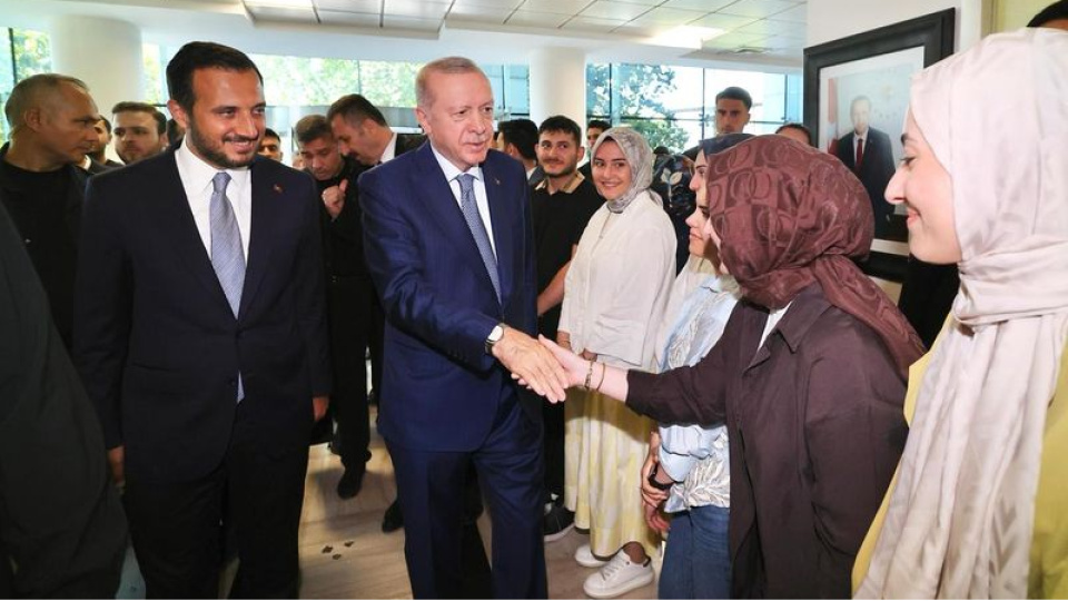 Cumhurbaşkanı Erdoğan, AK Parti İstanbul İl Başkanlığı'nı ziyaret etti