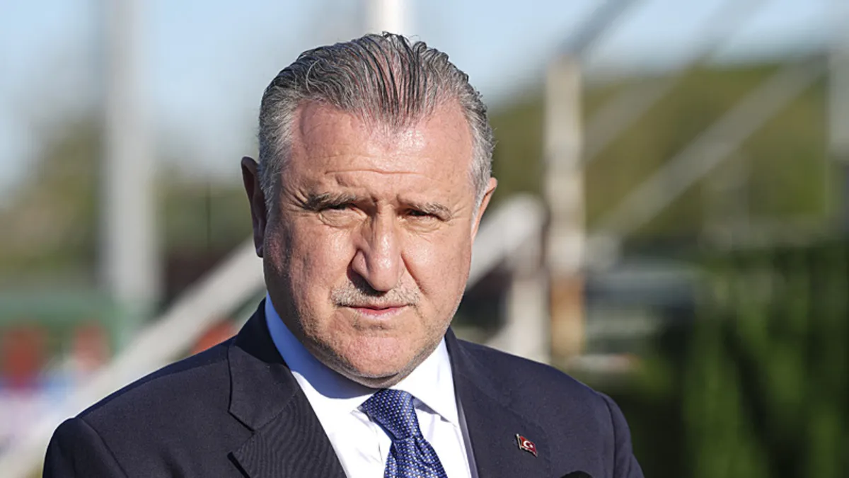 Bakan Bak, dünya şampiyonasında 50 madalya alan milli özel sporcuları kutladı