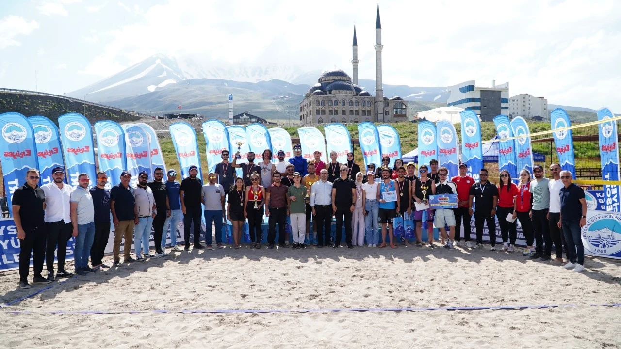Erciyes’te 2 bin 200 metrede plaj voleybolu şöleni! 12 takım kıyasıya mücadele etti