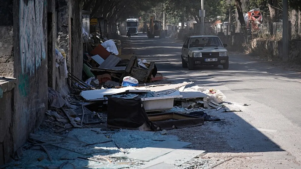 İzmir'in göbeğinde çöp dağı! 'Temizliyor' dedikleri yol çöple kaplandı
