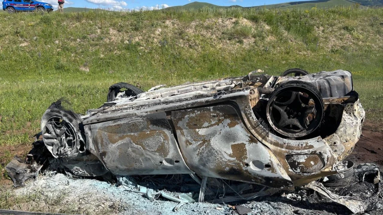 Devrilip yanan otomobilin sürücüsünü vatandaşlar kurtardı