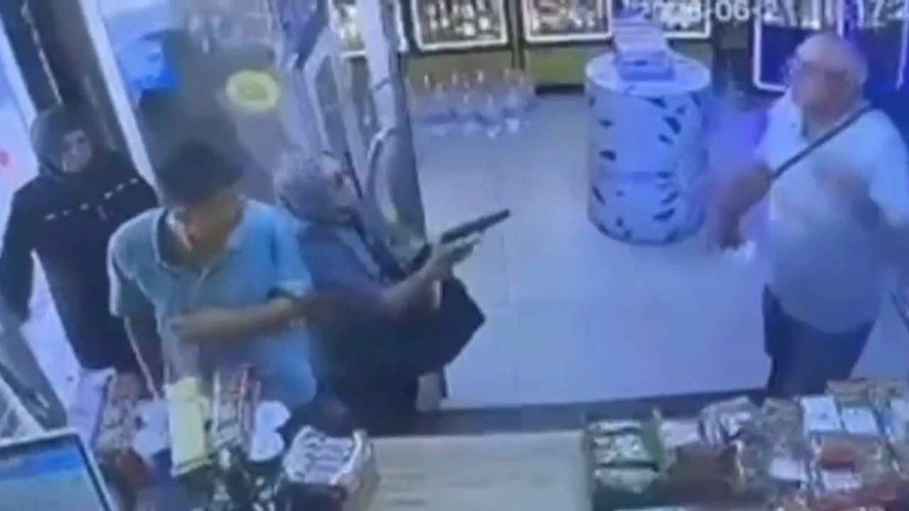 Boşanma aşamasındaki kocasına silah çekti, tabanca tutukluk yapınca kurtuldu