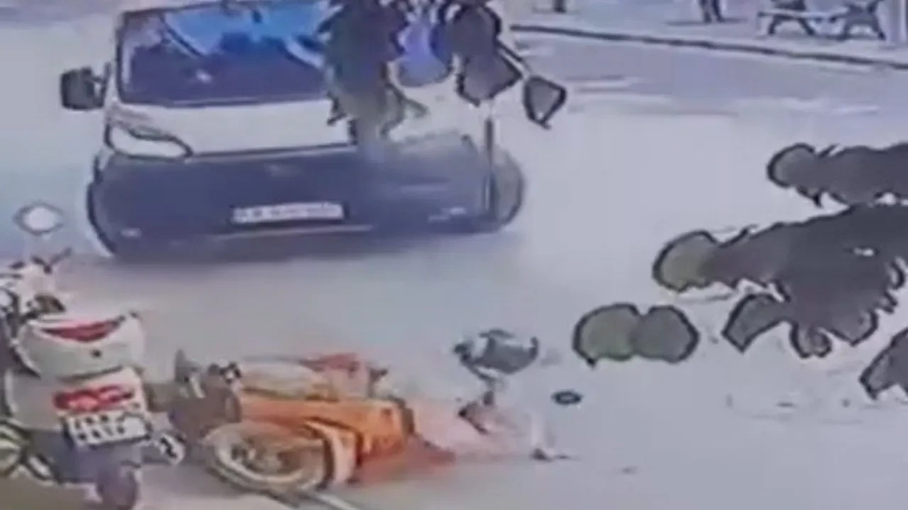 Eskişehir'de dönüş yapan minibüs motosiklete çarptı: O anlar kamerada!