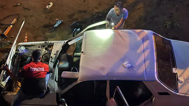Otomobil köprüden sulama kanalına düştü: 4 yaralı
