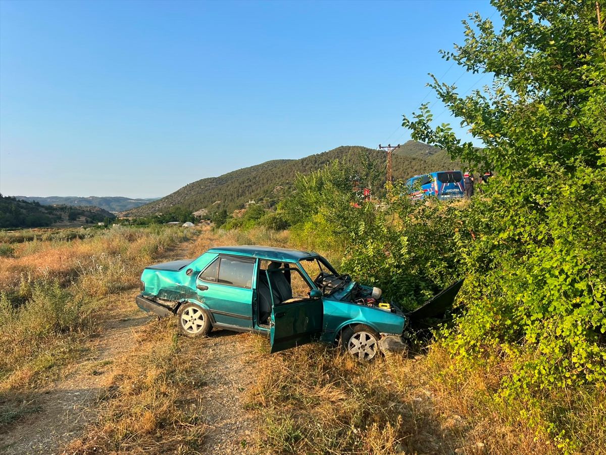 Sinop'ta şarampole devrilen otomobildeki 2 kişi yaralandı