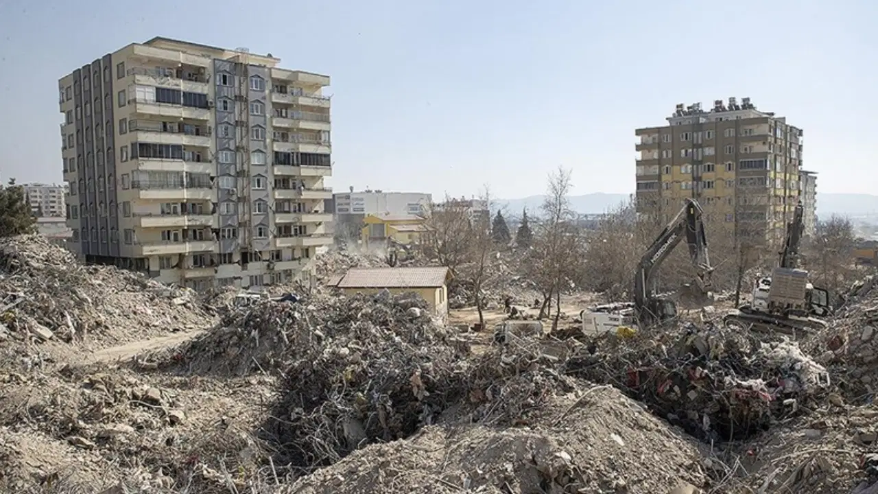 Ebrar Sitesi G Blok davasında 2'si kamu görevlisi 3 kişiye 6 ile 17 yıl arasında hapis cezası