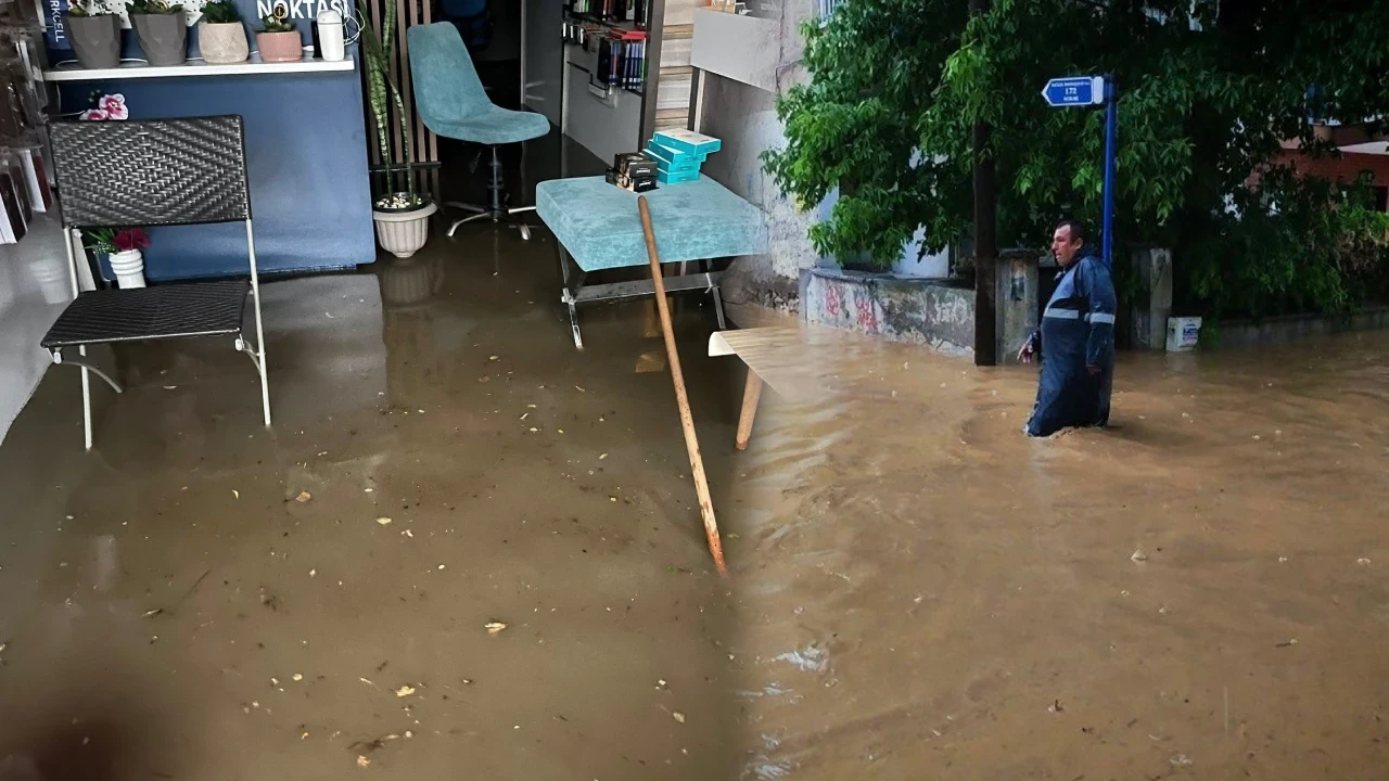Sağanak hayatı felç etti! Sokaklar göle döndü