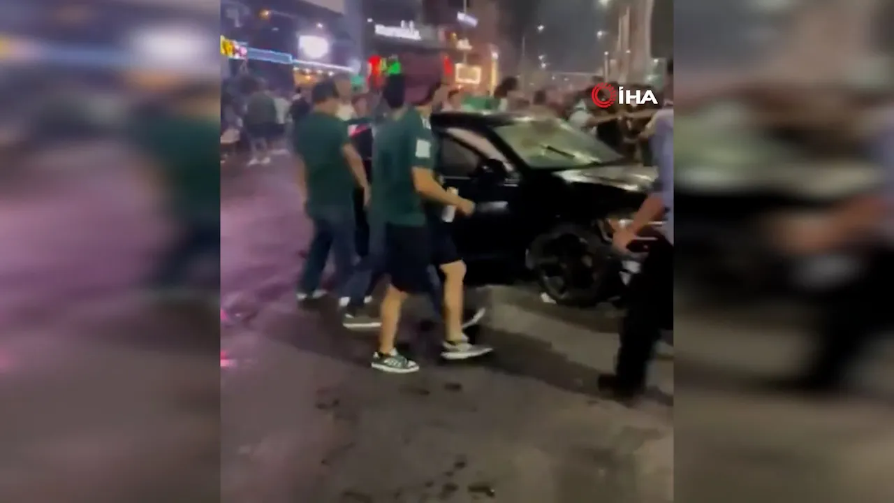 Meksika'da galibiyet kutlayan taraftarların arasına araç daldı! O anlar kamerada