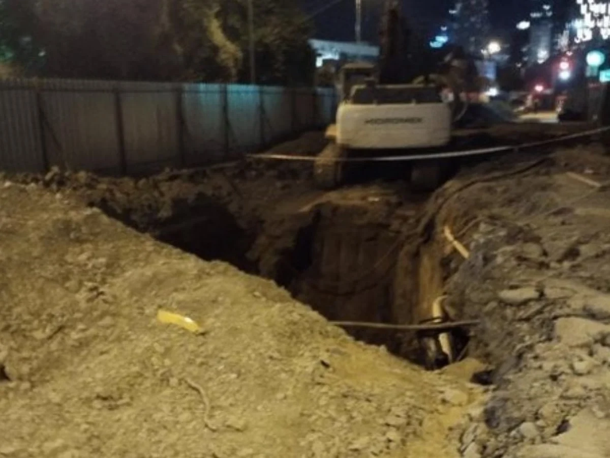Ataşehir'de taksi, şantiye çukuruna düştü