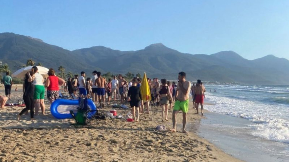 Kuşadası'nda dalgalara kapılan 12 kişiden 3'ü boğuldu