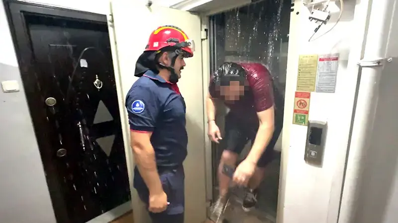 Avcılar’da boşaltılan sitedeki su saatini söktü; binayı su basınca asansörde kaldı