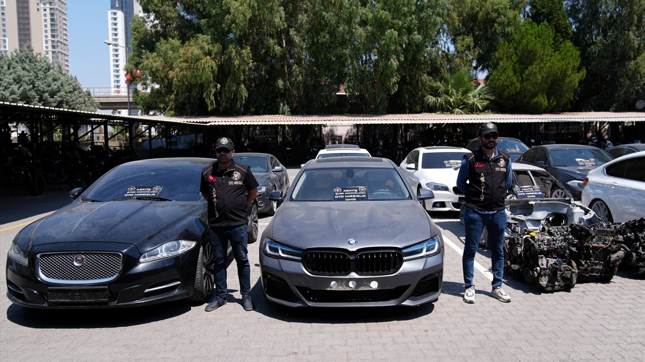 İzmir merkezli 6 ilde dev "change" operasyonu: 14 lüks otomobil ele geçirildi
