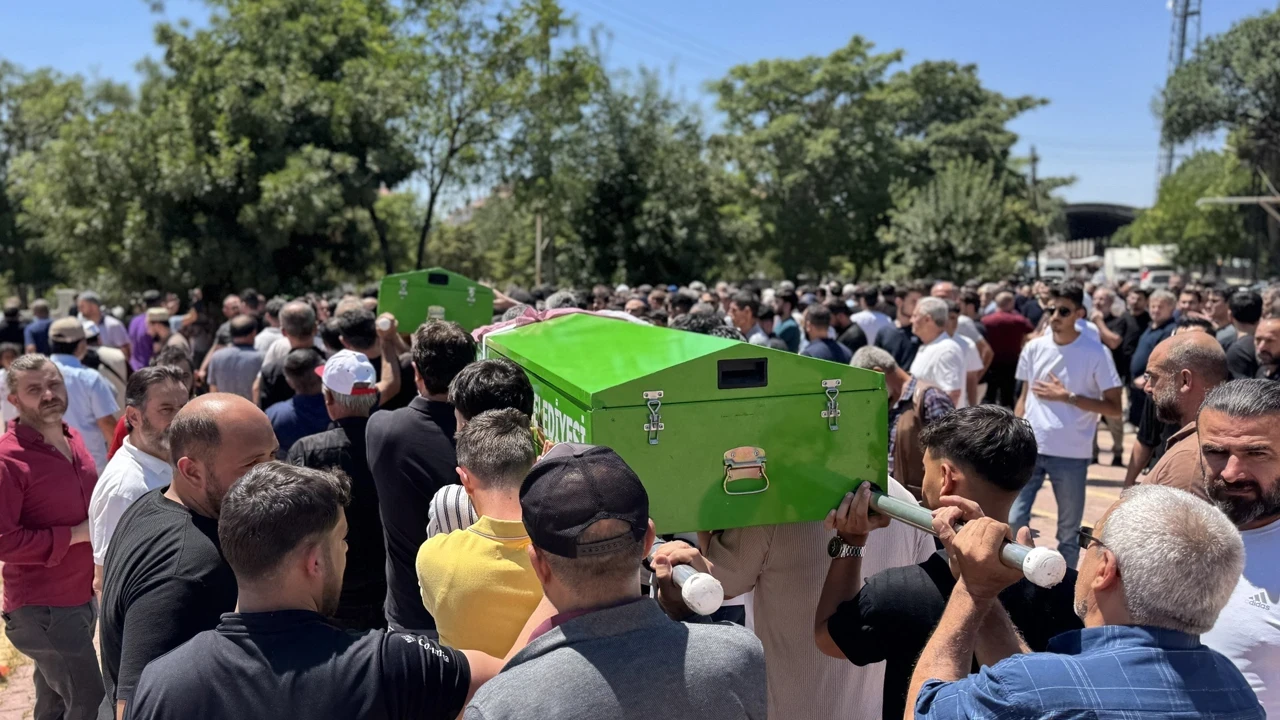 Antalya'daki kazada hayatını kaybeden 5 kişi son yolculuğuna uğurlandı