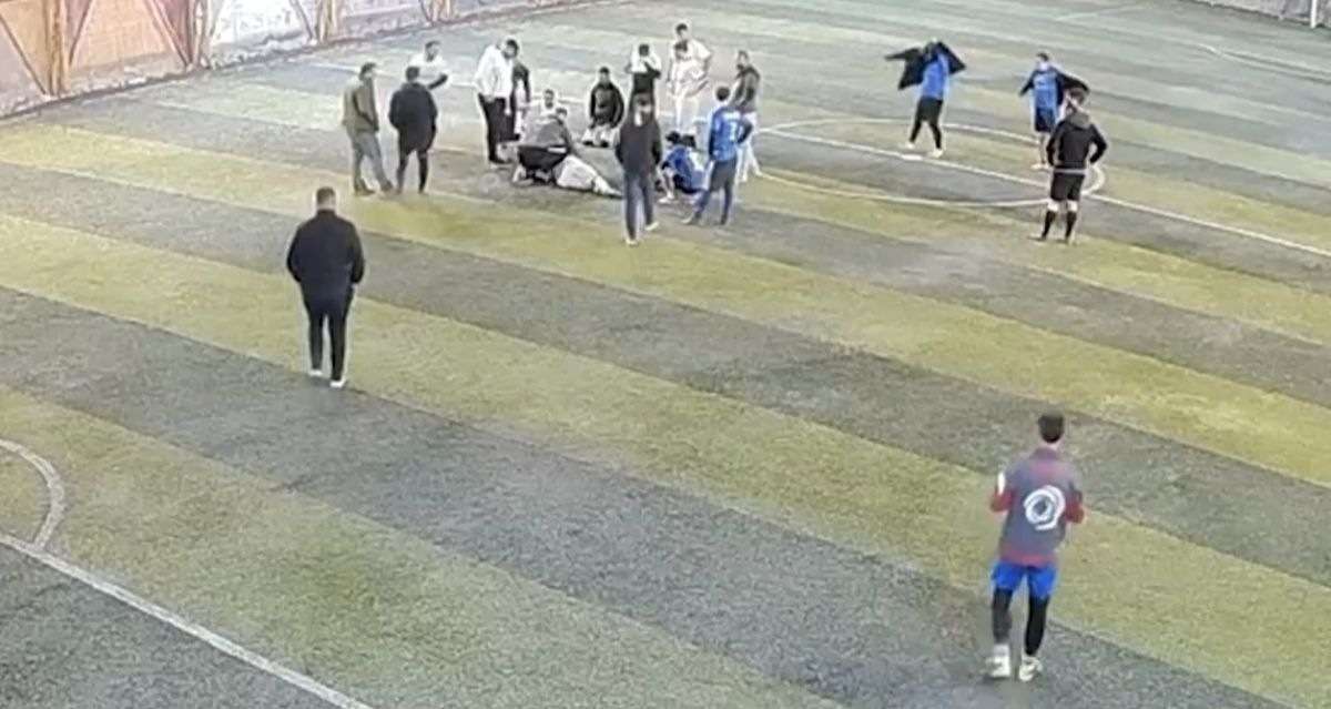 Halı sahada dili boğazına kaçan oyuncuya müdahale kamerada