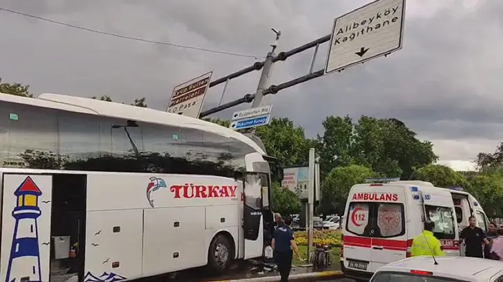 Eyüpsultan'da yolcu otobüsü otomobile çarptı! Yaralılar var