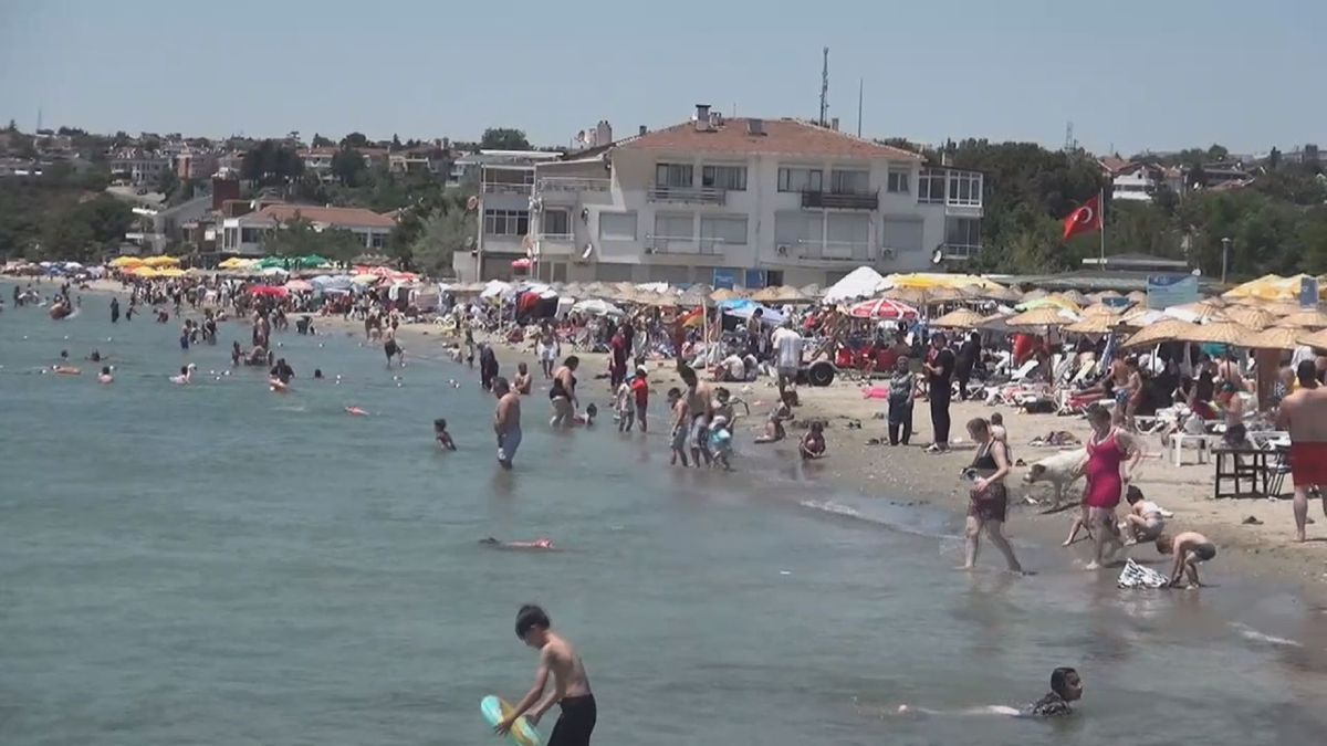 Silivri'de sıcak havadan bunalanlar plajlara akın etti
