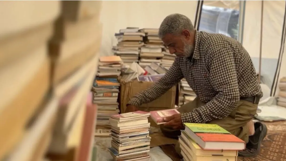 Gazzeli sahaf, enkazdan çıkardığı kitaplarıyla birlikte göç etti