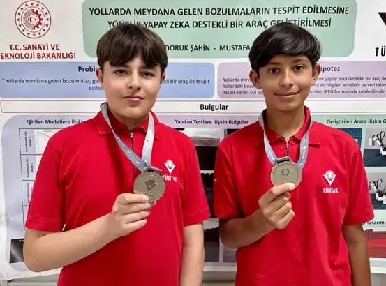 İki öğrencinin yapay zeka projesi patent yolunda! Geliştirdikleri cihaz yollardaki gizli tehlikeyi anında buluyor