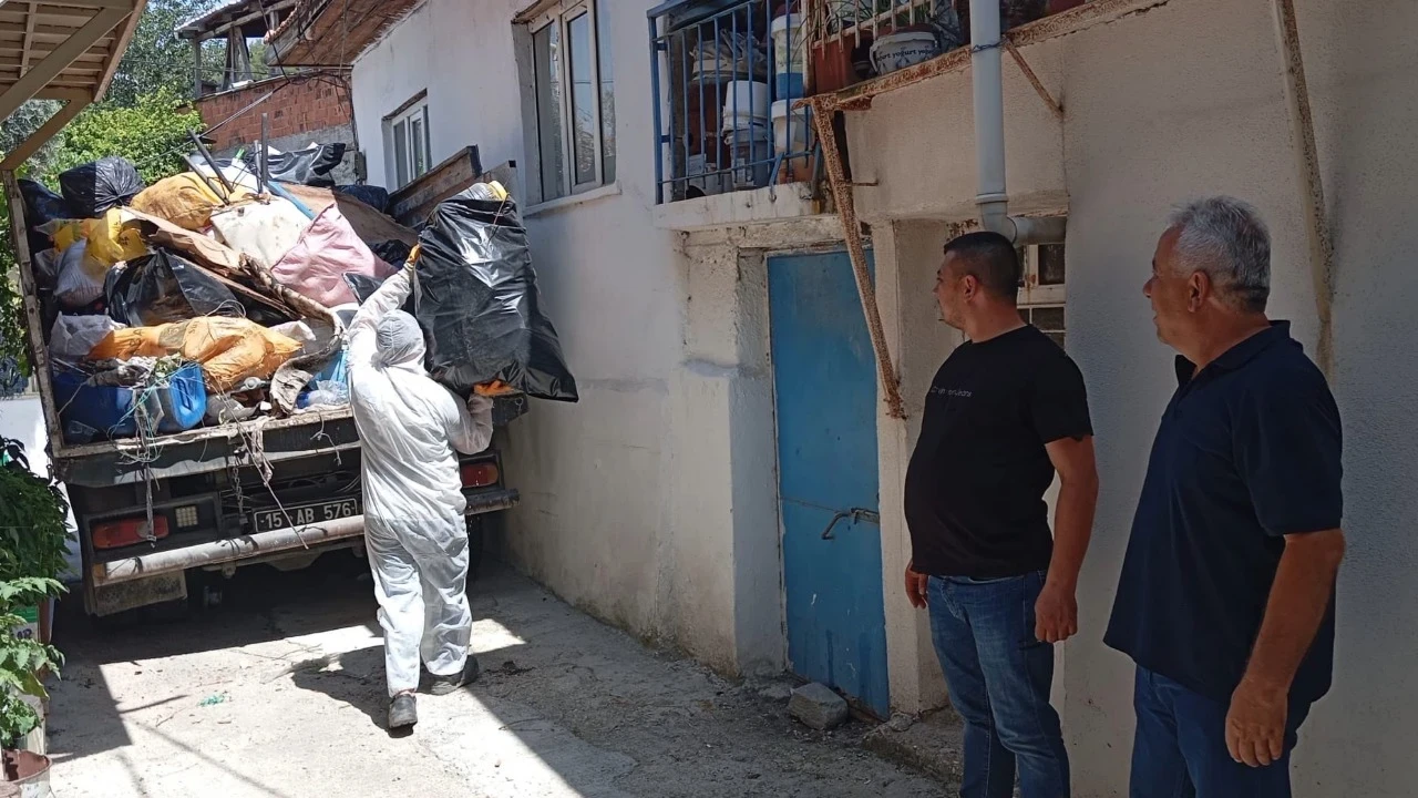 Burdur'da kötü kokunun kaynağı çöp ev çıktı