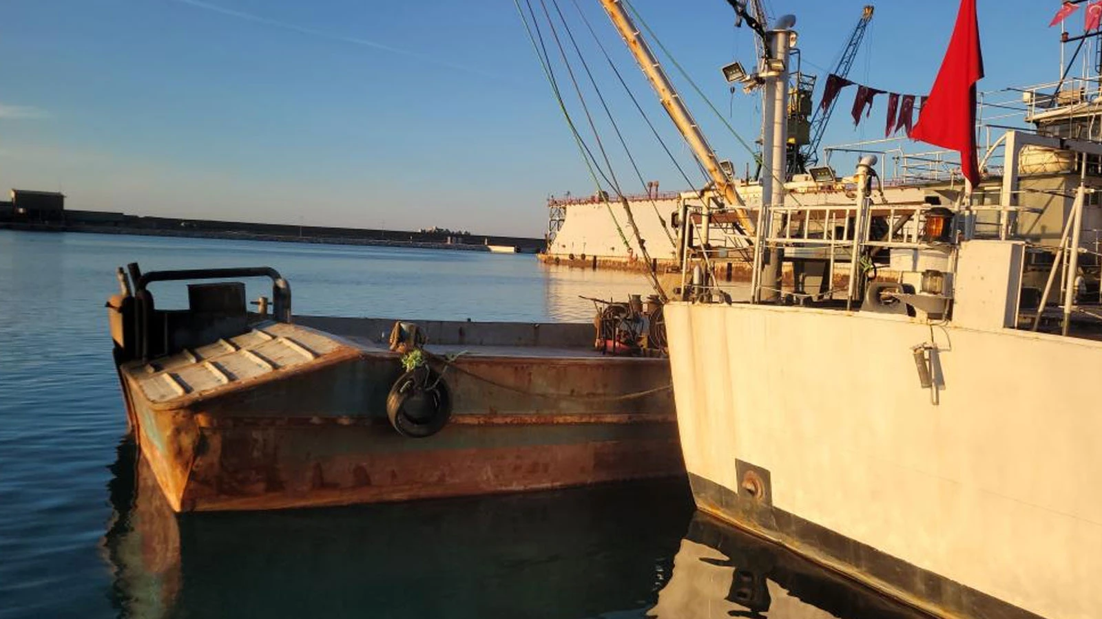 Karadeniz’de saldırıya uğrayan balıkçıları kurtaran tekne İnebolu Limanı'na çekildi