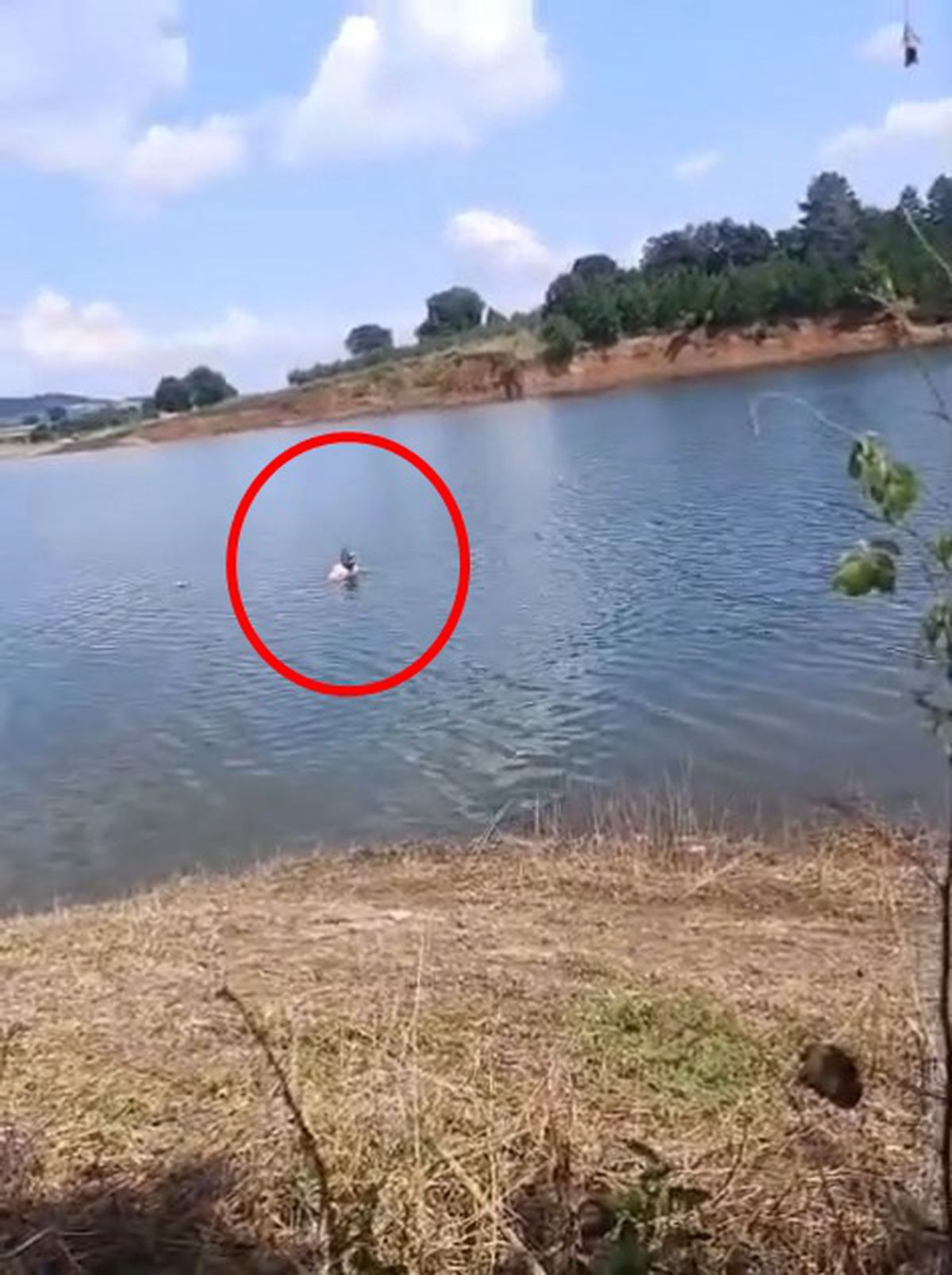 Baraja gömülen otomobil, bağlanan halatla çıkarıldı