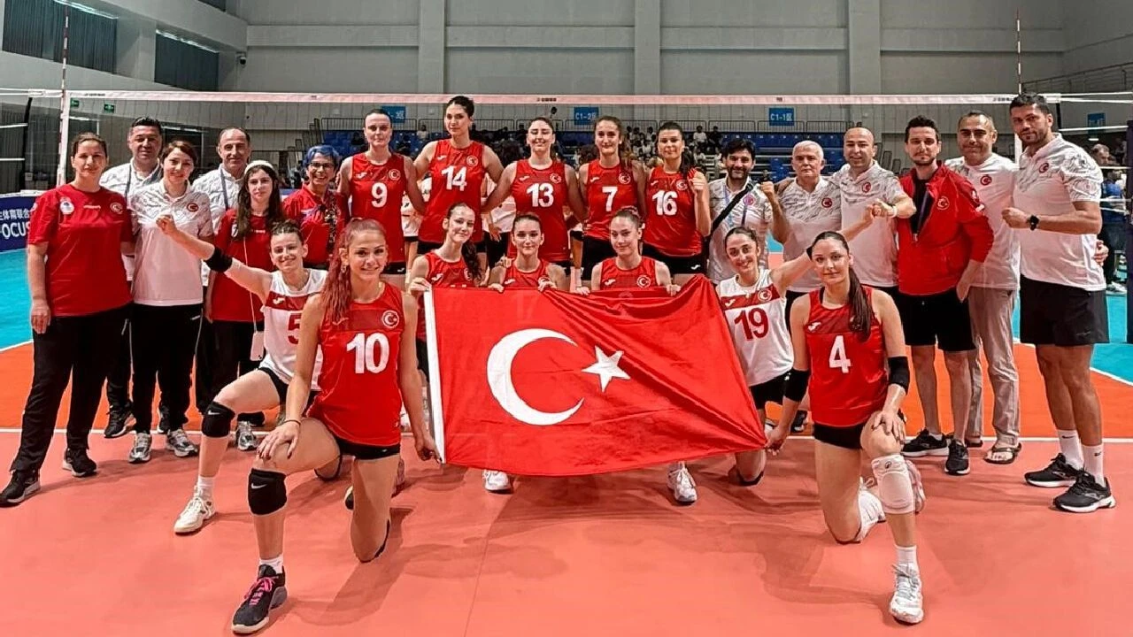 Bakan Bak'tan şampiyon voleybolculara tebrik