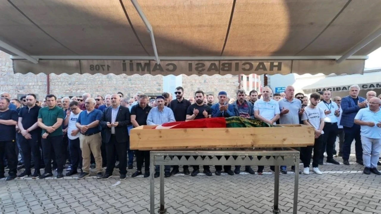Rize'deki kazada hayatını kaybeden 3 arkadaş toprağa verildi
