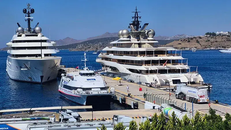 Bodrum'a demir atan iki lüks yat, toplam 615 ton yakıt aldı