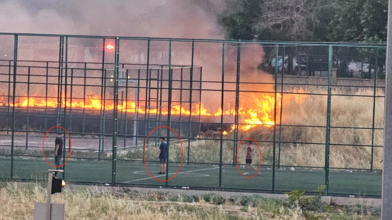 Yangına rağmen futbol: Alevlerin gölgesindeki maç kamerada