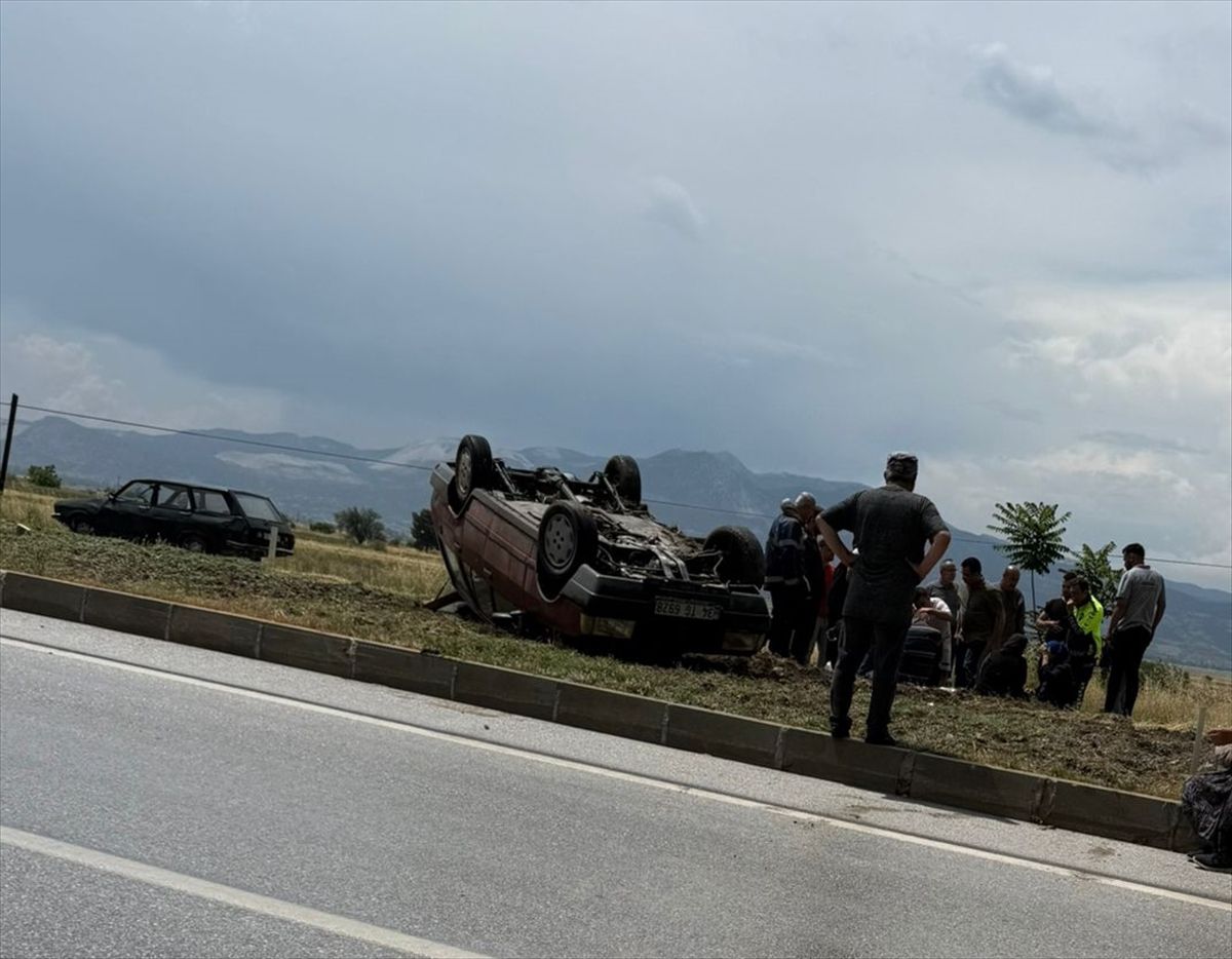 Burdur'da devrilen otomobildeki 2 kişi yaralandı
