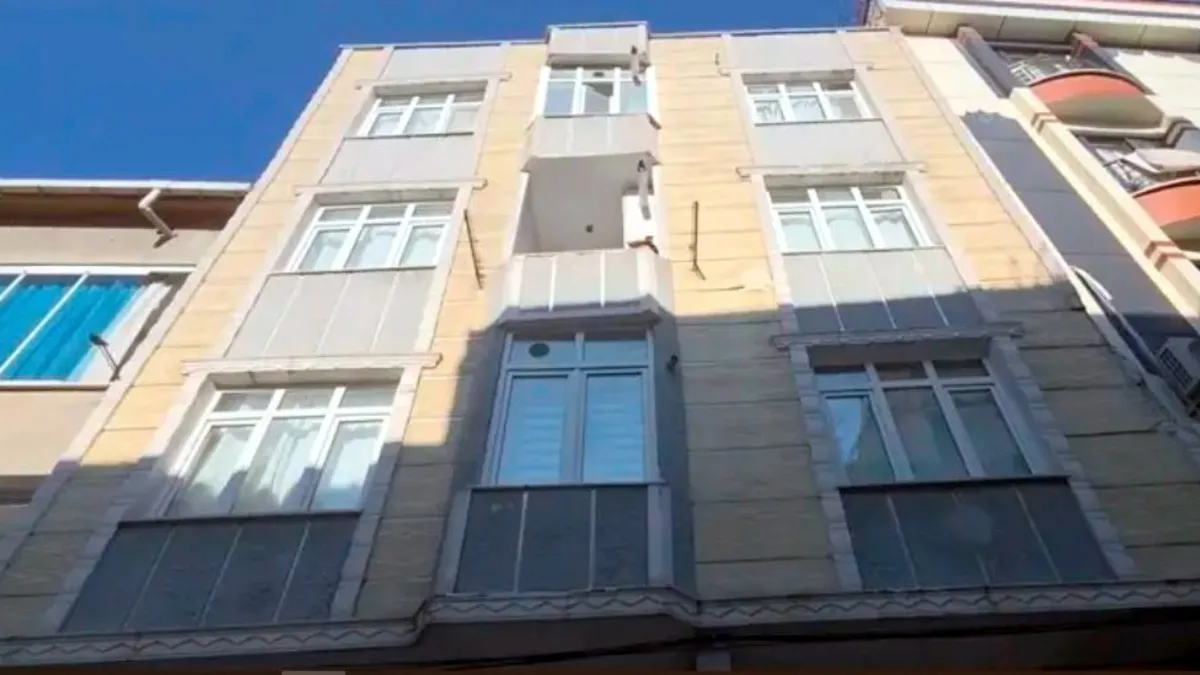 Sultangazi'de kolonlarında çatlaklar oluşan bina tahliye edildi