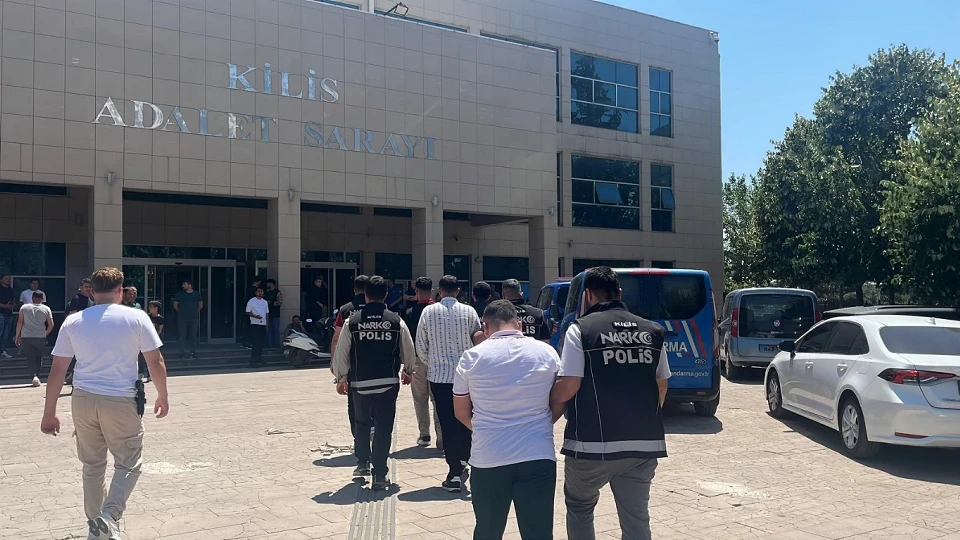 Kilis'te nefes kesen narkotik takibi: Durdurulan araçtan 275 bin uyuşturucu ele geçirildi