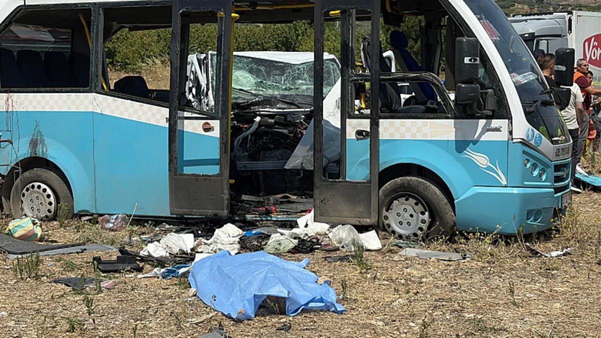 SON DAKİKA: Manisa'da feci kaza! Araç hurdaya döndü: Yaralılar var