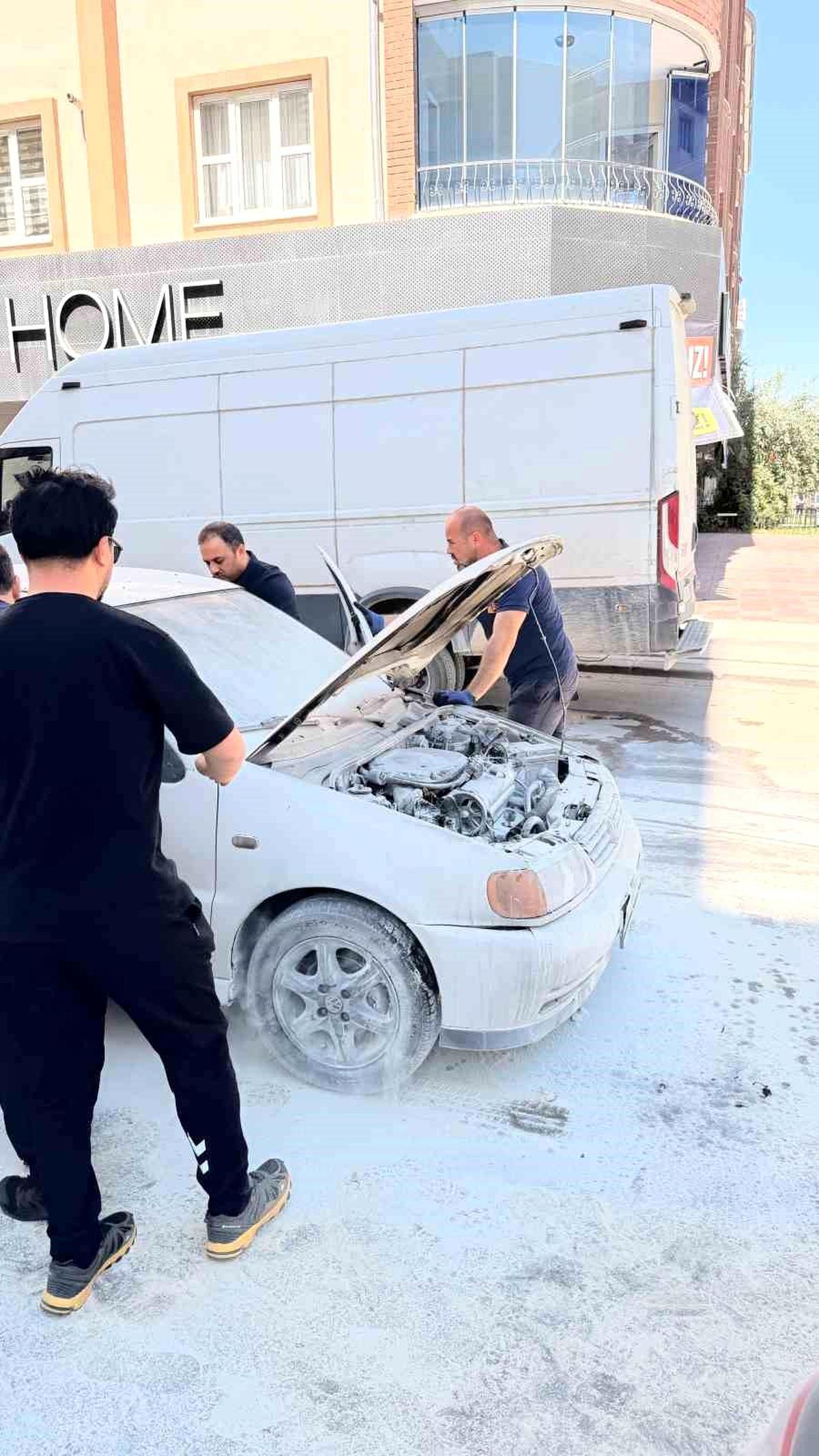 Van'da seyir halindeki otomobilin motoru yandı