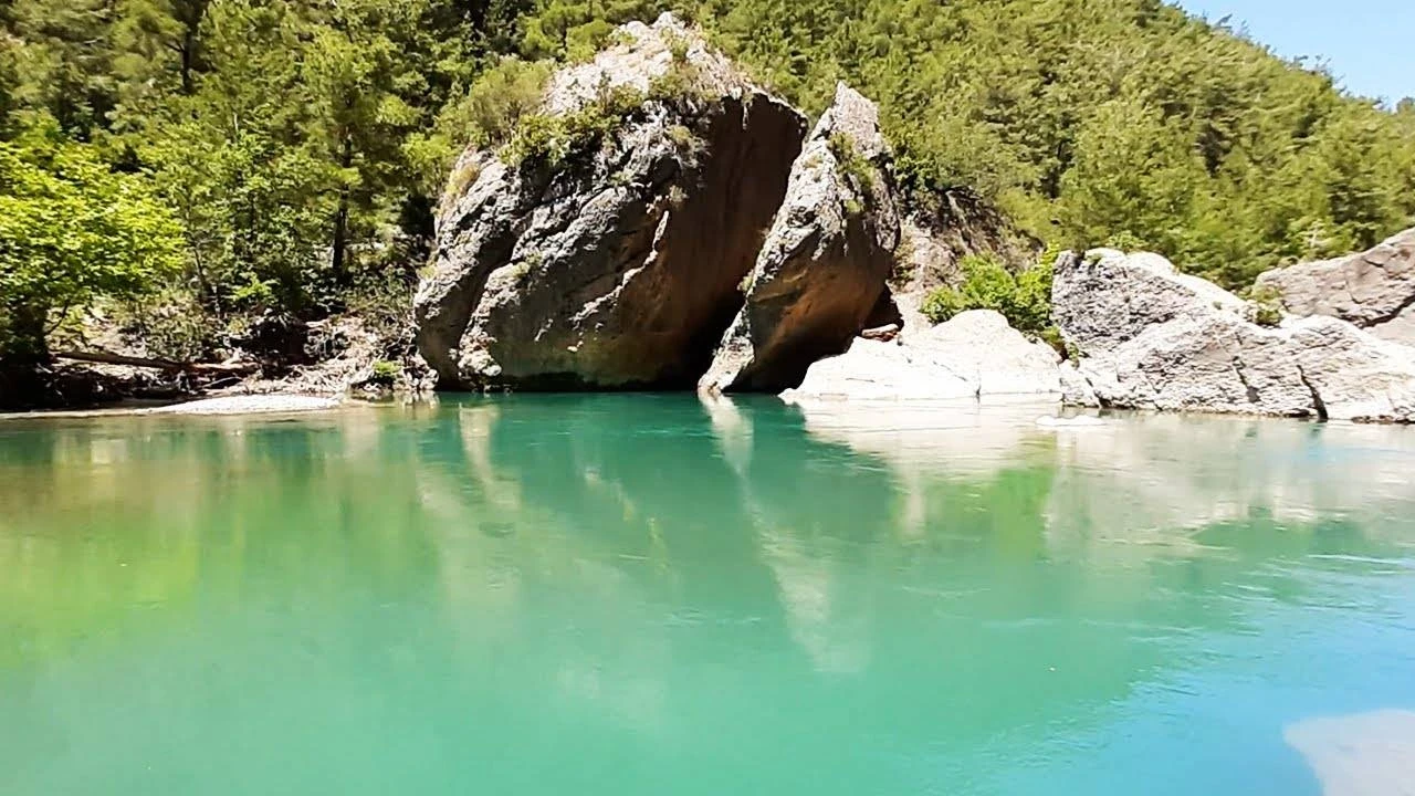 Antalya'da serinlemek için çaya giren genç akıntıya kapıldı