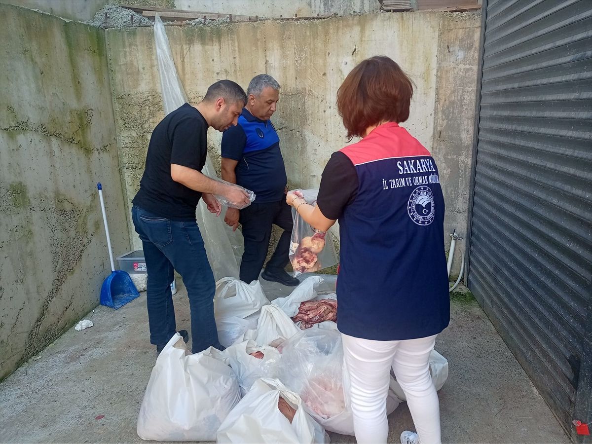 Sakarya'da ele geçirilen 5,5 ton etiketsiz et ürünü imha edildi