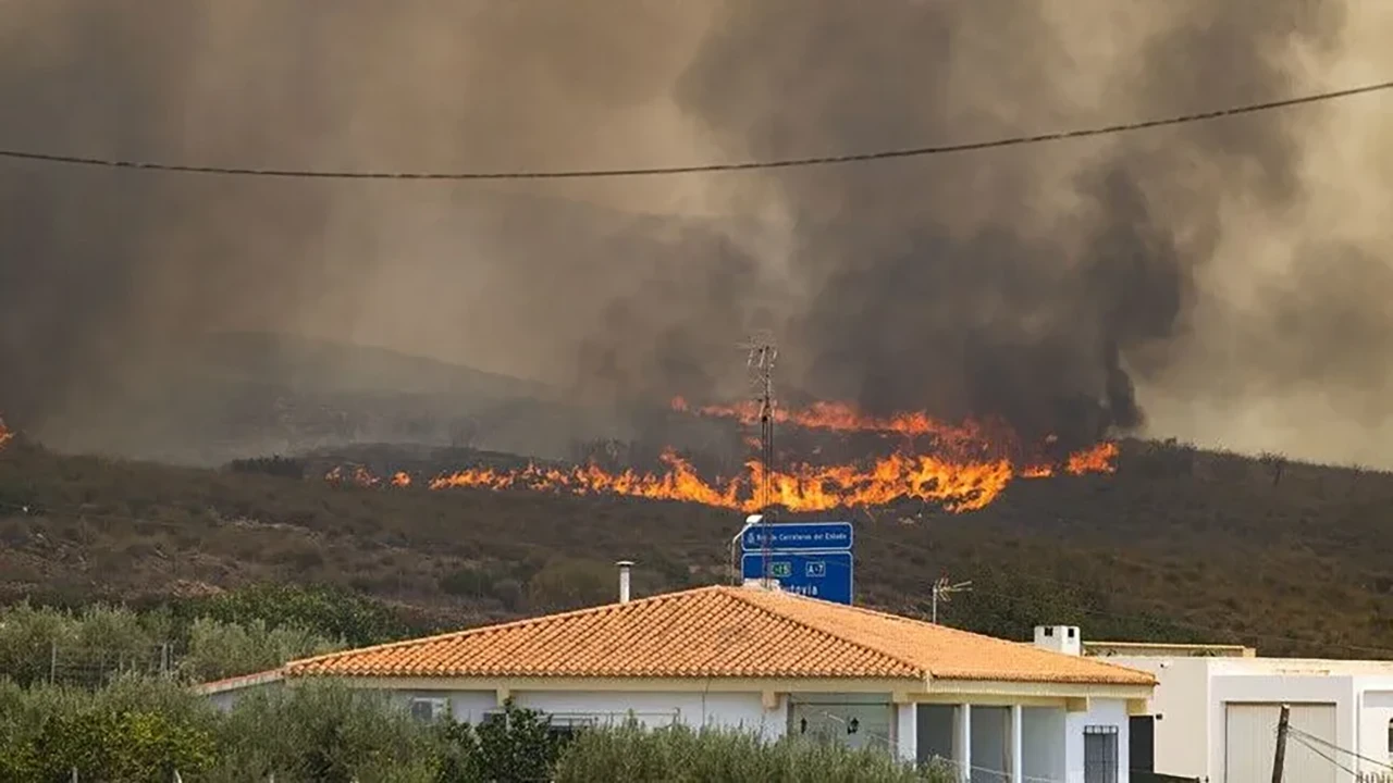İspanya'da orman yangınları yerleşim yerlerine ulaştı