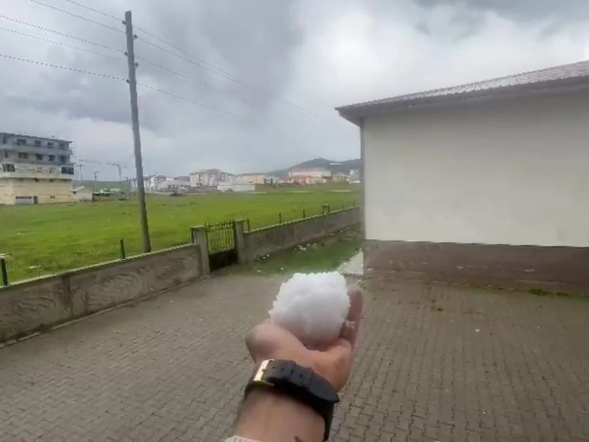 Erzurum'da ceviz büyüklüğündeki dolu şaşırttı