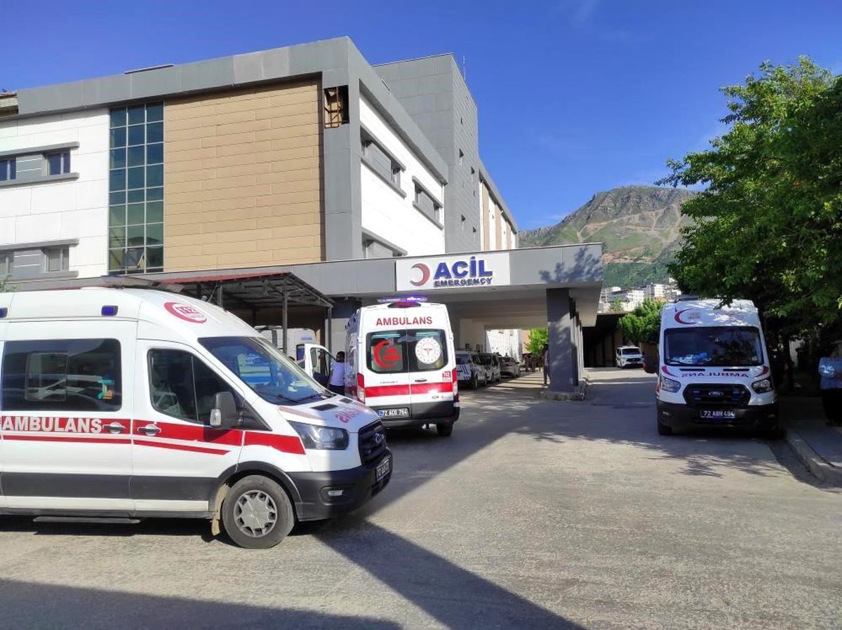 Diyarbakır'da trafik kazası: Anne ve oğlu hayatını kaybetti, 4 kişi yaralandı