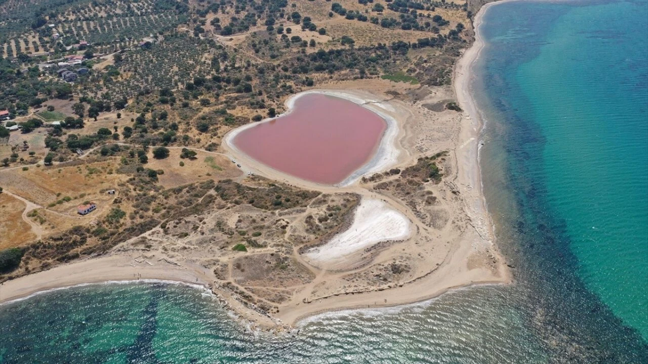 Çanakkale Ezine'deki Kalpli Göl yeniden pembeye büründü