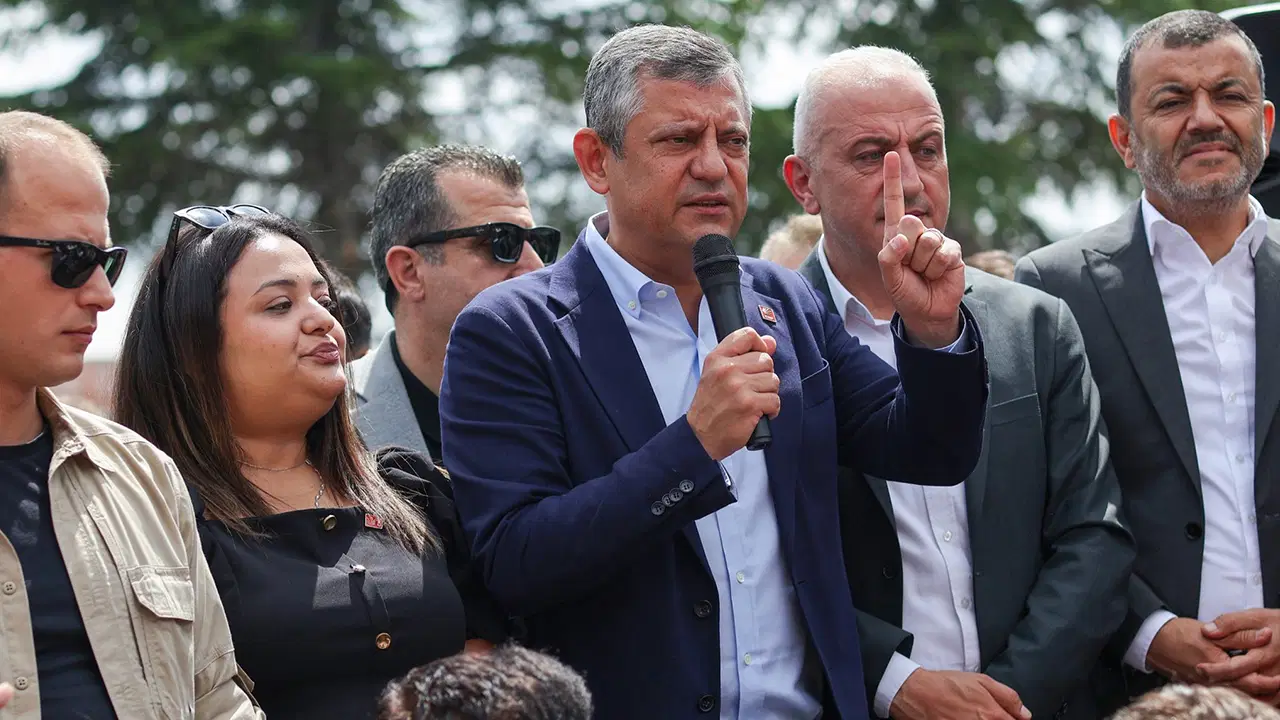 Özgür Özel'den Burdur'da dikkat çeken sözler: 'CHP'yi elimizden almak, iktidar yürüyüşümüzü durdurmak istiyorlar'