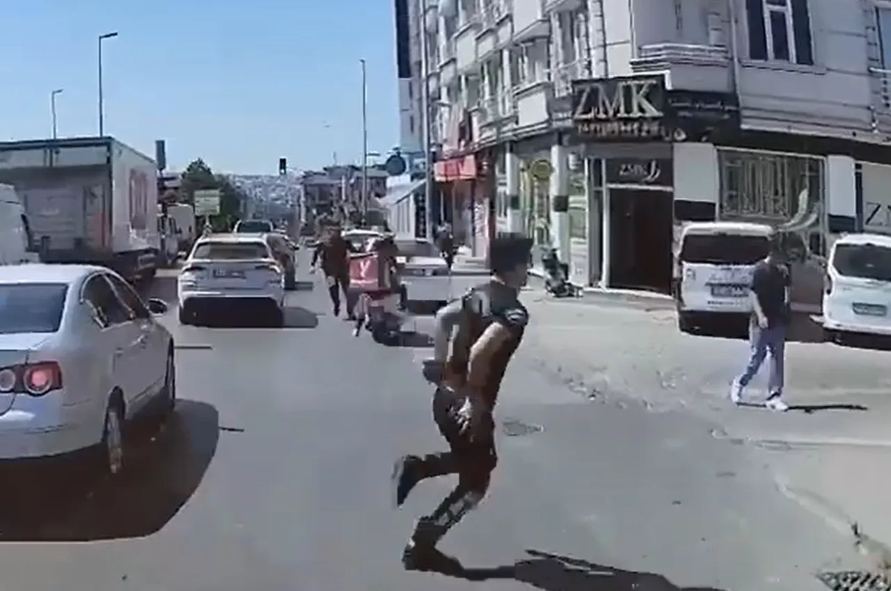 Kaçan şüpheliyi motokuryenin arkasına binip kovaladı! O anlar araç kamerasında