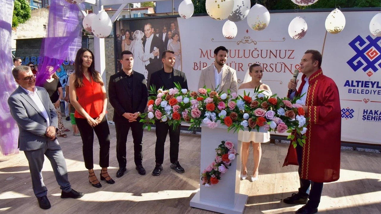 Altıeylül'de mutluluğa açılan kapı