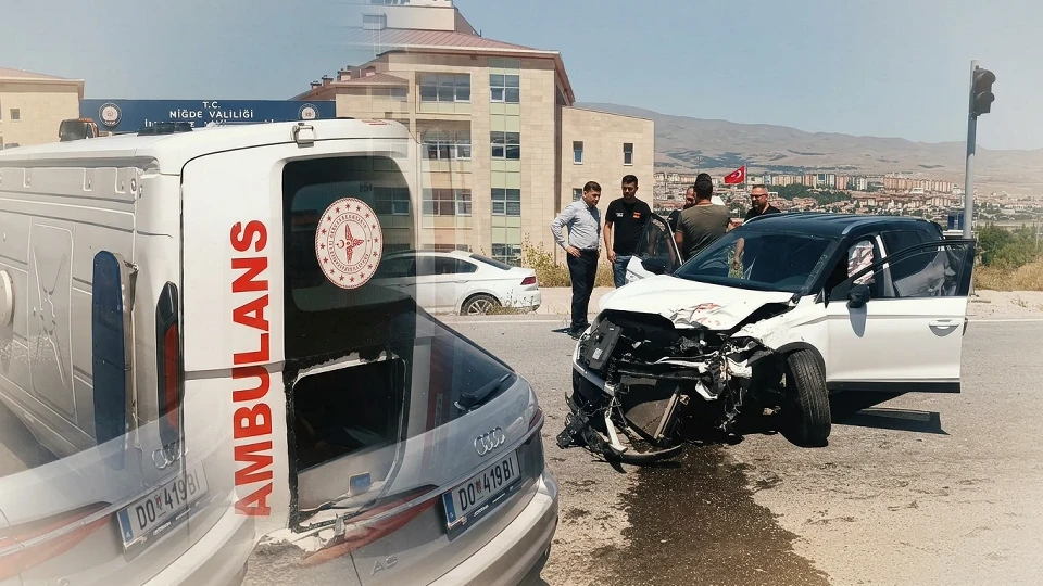 Ambulans ve otomobil çarpıştı… 5 yaralı var