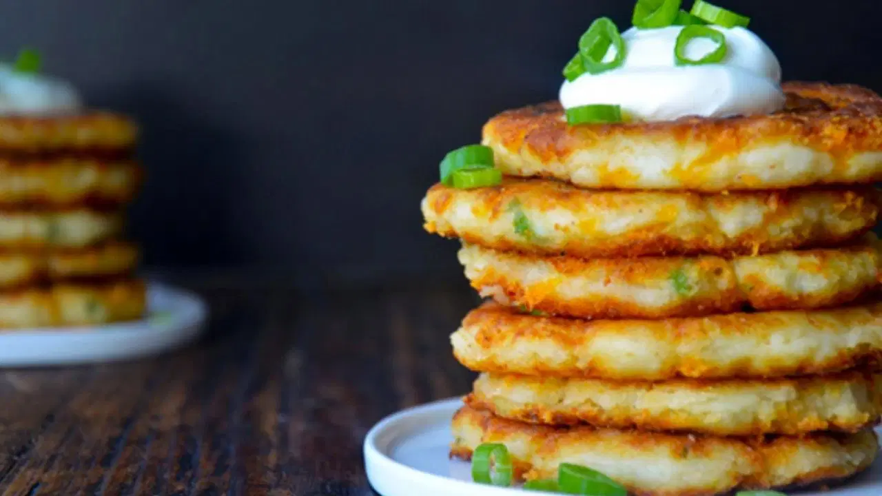 Klasik omletleri unutturan doyurucu şaheser: Kaşarlı patatesli omlet tarifi...