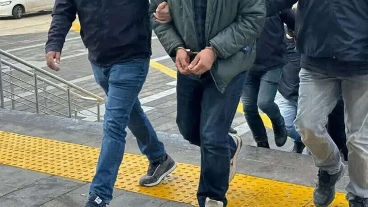 Manisa'da eşini bıçaklayarak öldüren şüpheli gözaltına alındı