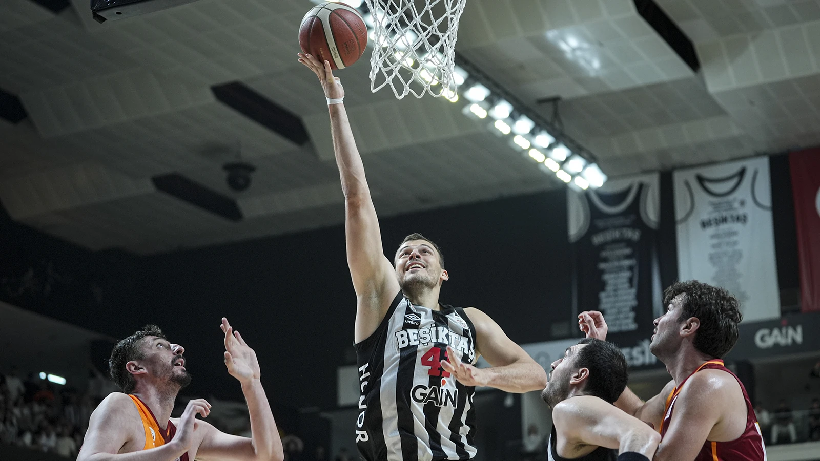 Beşiktaşlı basketbolcu Ante Zizic ameliyat oldu