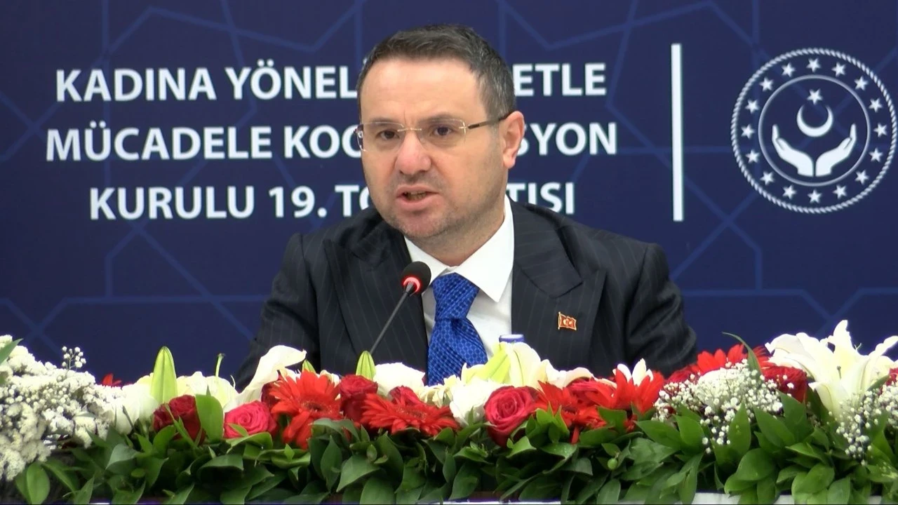 Kadına şiddetle mücadelede yeni yol haritası masada! Bakan Gürlek’ten net mesaj: Kadına kalkan el tüm insanlara kaldırılmıştır