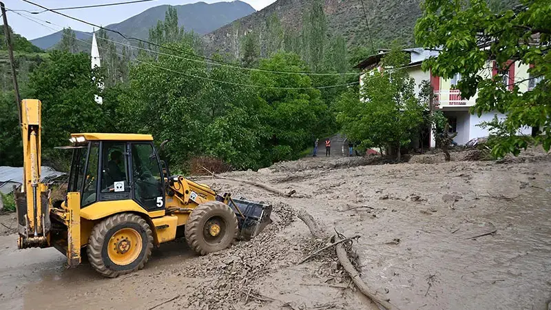 Erzurum'da heyelan; yollar ulaşıma kapandı