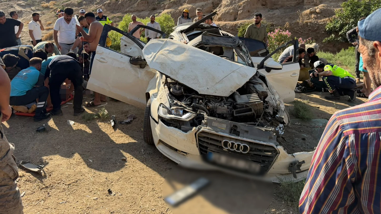 Şırnak'ta otomobil şarampole yuvarlandı: Çok sayıda ölü ve yaralı var